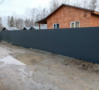 Серый забор осень -  Производство и монтаж откатных ворот